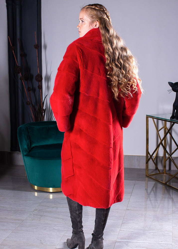 Пальто из натурального меха норки красного цвета